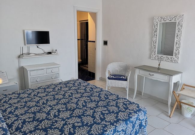 Rent by room на Ponza - b&b Casa d'aMare - Il Mare in una stanza -