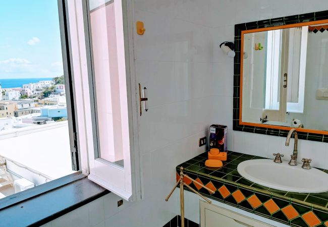 Rent by room на Ponza - La Maison Fiorita - camera Le Coppe -