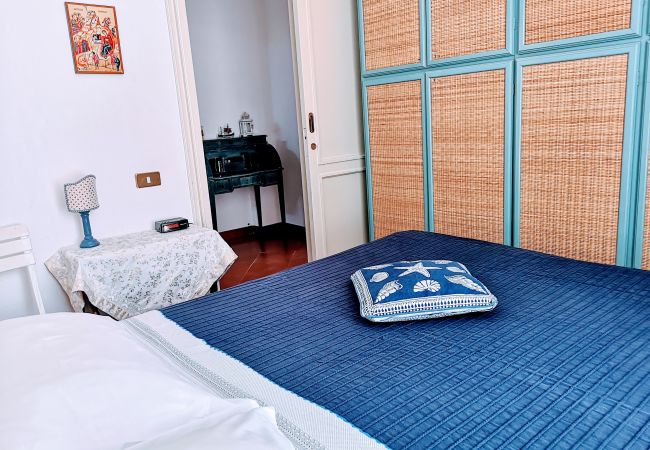 Rent by room in Ponza - La Maison Fiorita camere