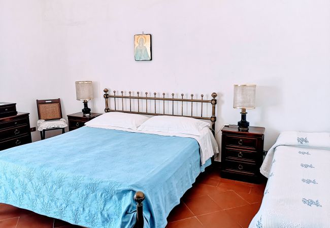 Rent by room in Ponza - La Maison Fiorita camere