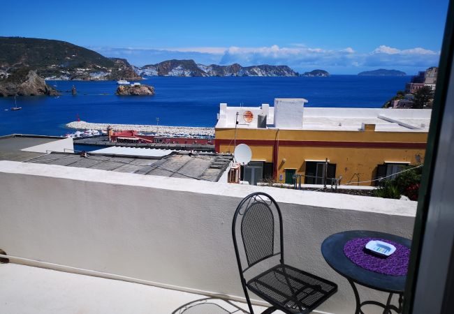 Rent by room in Ponza - La Maison Fiorita camere