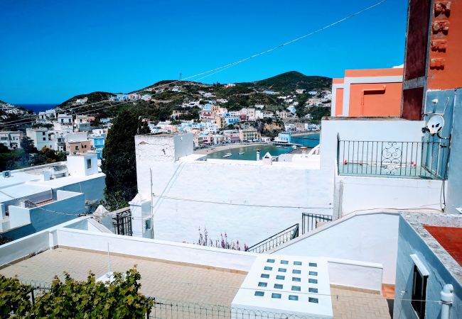 Rent by room in Ponza - La Maison Fiorita - camera Le Coppe -